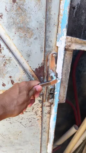 Porta de ferro usada com fechadura - ideal para reforma