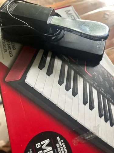 Akai MPK Mini + Pedal Sustain - Estado de NOVO | Na Caixa | Pouquíssimo Uso