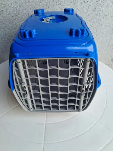 Casinha para transporte de cachorros, e outros acessórios.