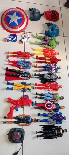 Vendo bonecos novos