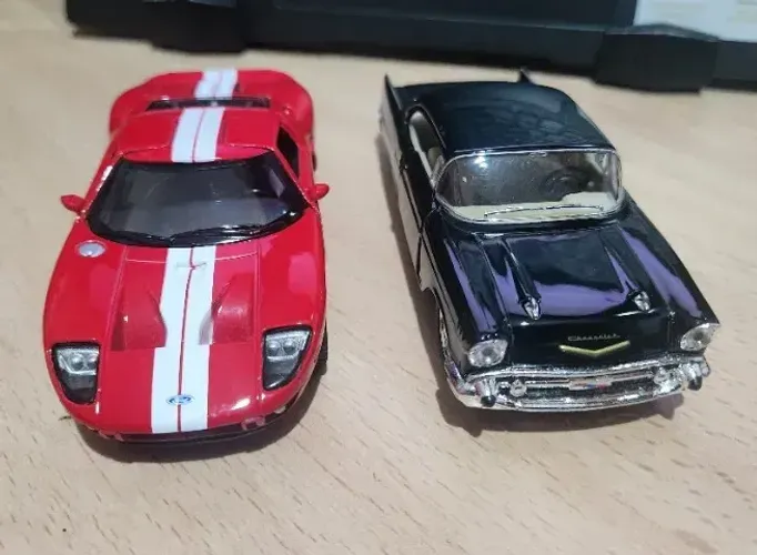 Kit 1 Carrinho 1957 Chevy Bel Air Coupe 1:40 + 1 Miniatura 2006 Ford GT Sport Card 1:36