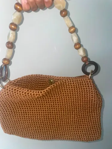 Bolsa de Crochê Artesanal Bege Chic - Alça de Resina e Madeira - Peça Exclusiva