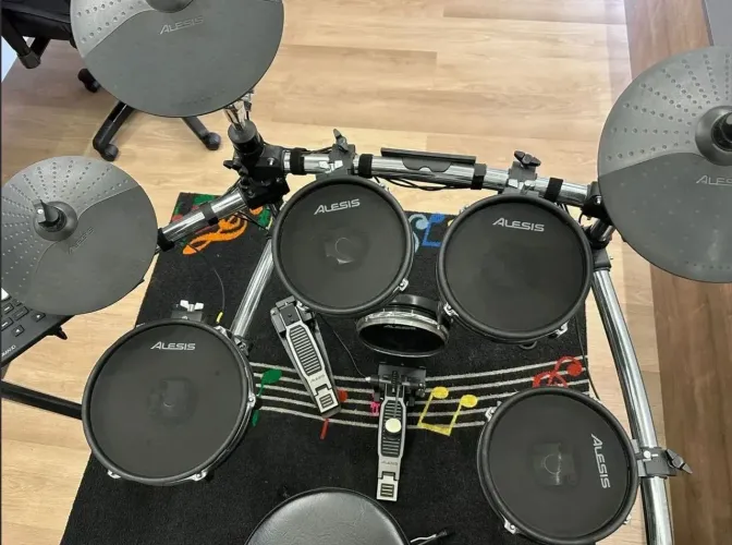 Bateria Eletrônica Alesis Command Mesh Kit 8 Peças