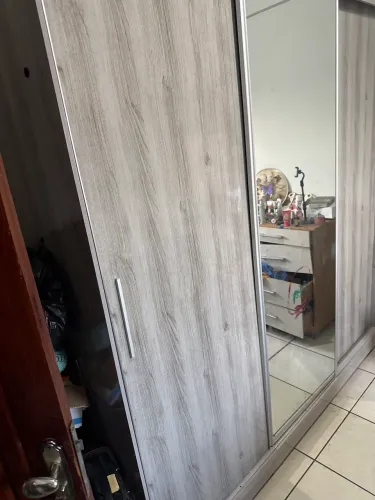 Guarda  roupa 3 portas.      600 reais
