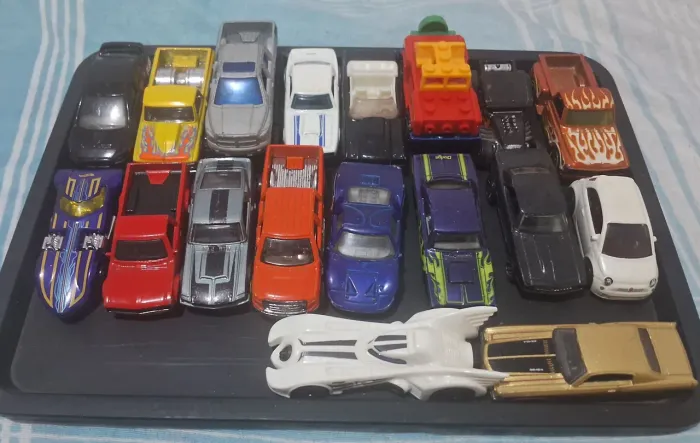 Lote de 18 Hot Wheels originais (antigos e alguns novos)