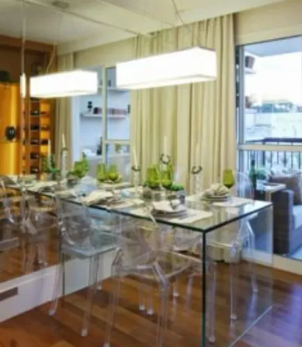 Mesa de vidro de apoio na parede