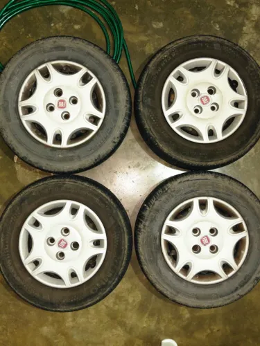 Jogo de Rodas Aro 13 Fiat (4 Furos) com Pneus + Calotas