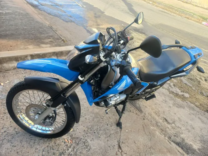 Vendo moto conservada,documento 2026 pago e só chame se tiver interesse,dispenso curiosos