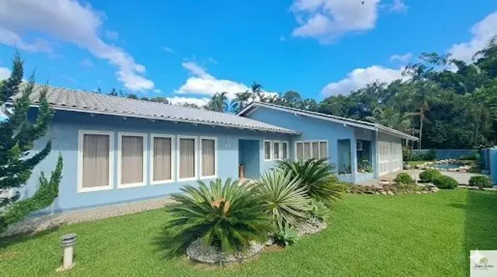 Exclusividade em Pirabeiraba: Residência Plana de 390m² em Terreno de 1.600m²