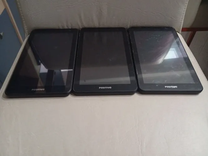 3 Tablets Positivo com defeito.