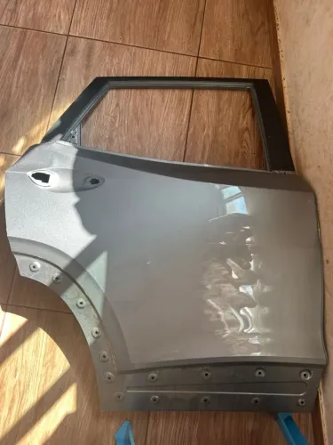 Vende-se porta traseira da traker 25/25