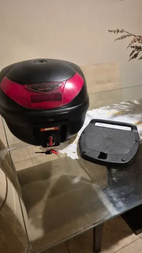 Baú Givi 30l em ótimo estado