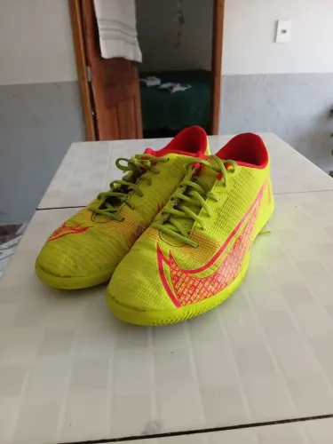 Vende-se chuteira 