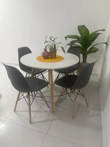 Conjunto de mesa + 4 cadeiras
