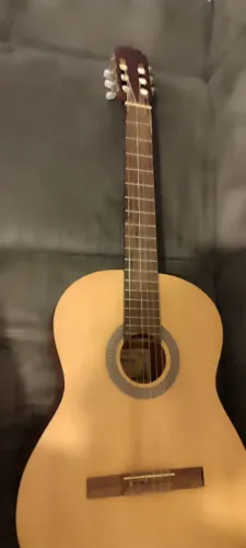 Violão novo mas com detalhe