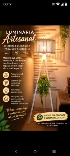 Luminária de canto em madeira.