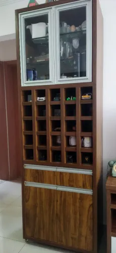 Lindíssima Adega em MDF duplo, parece de 30mm, com cristaleira.