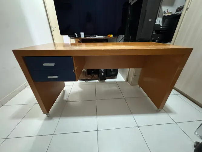 Mesa de escritório de madeira. Bem resistente, pés de rodinha.