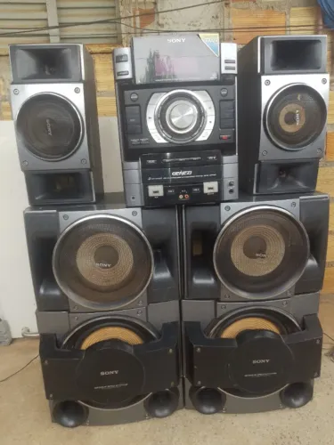 Aparelho de som com 6 caixas obs, o som estar com defeito o preço e pelas caixas