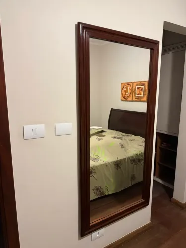Espelho Grande com moldura de madeira