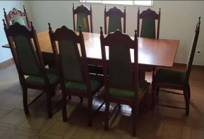 Mesa Extensiva Cerejeira Maciça com 8 cadeiras