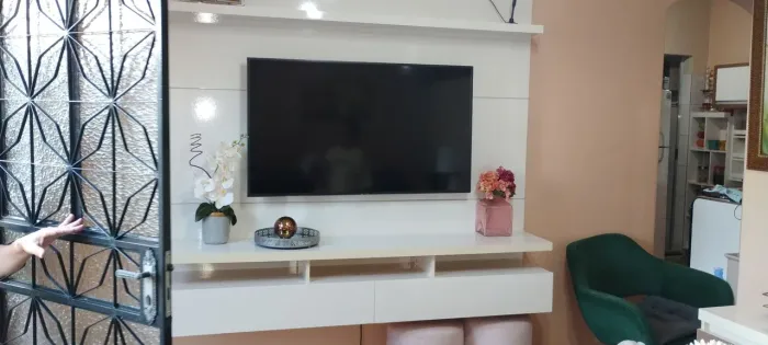 Eu quero vender esse painel de tv cabi uma tv de  43 ou de 50 pelegada valor 850 reais 