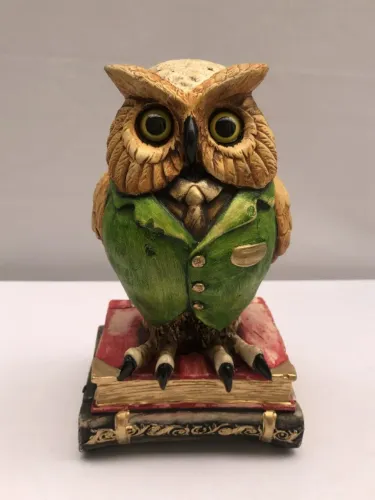 Escultura Coruja Decorativa Sobre Livros | Gesso Pintado | Nova