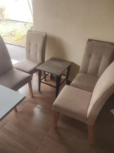 Mesa de jantar com quatro cadeiras, estofamento beje  em camurça 