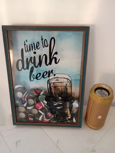 Quadro de tampinhas e caixa de som JBL