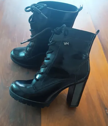 Bota via Marte verniz preta 