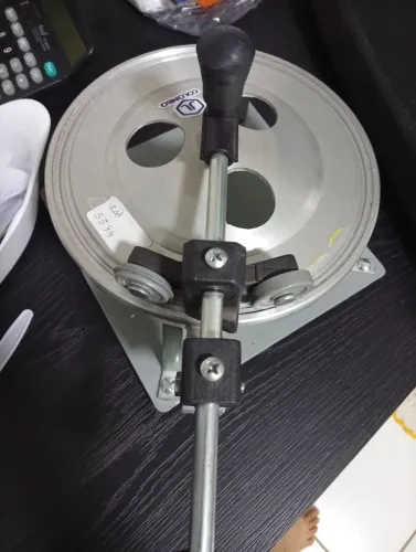 Máquina de fechar marmita