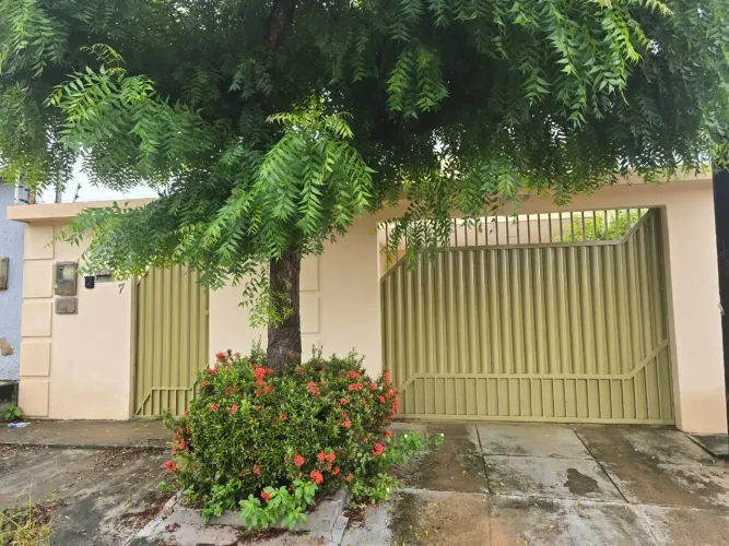 CASA DISPONÍVEL