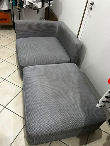 Sofá com puff Tok Stok