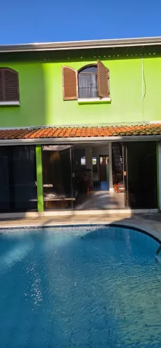 Casa na avenida da praia frente para o mar condomínio. em Caragua, com internet.