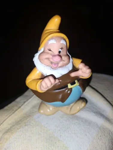 Vendo um boneco antigo dos sete anões da marca Disney 