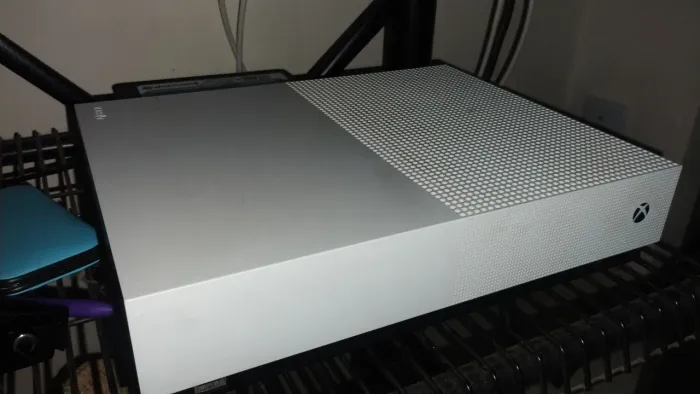 vendo Xbox one S, pouco tempo de uso