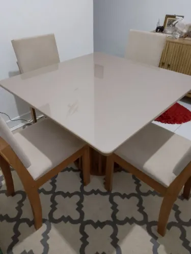Vendo uma mesa com quatro cadeiras