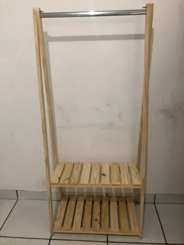 Vendo arara de mandeira com partilheiras novo nunca usado