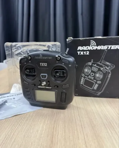 Rádio controle Rádio Master TC 12, 12 canais, na caixa.