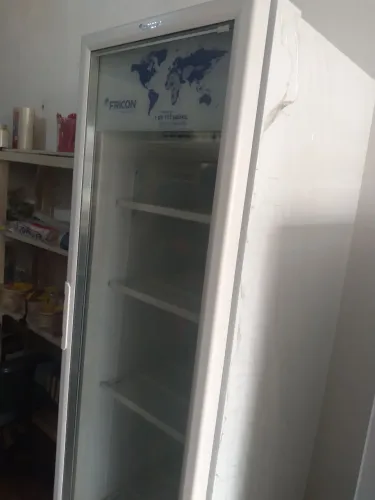 Vitrine expositora.vertical.284litro. 127volt.fricon branco mod.vcfm-284-1v.