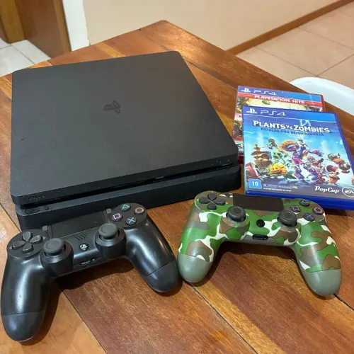 PS4 Slim 500GB + 2 Controles + 2 Jogos Mídia Física