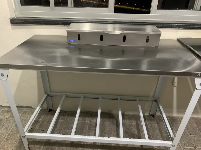 Vendo mesa inox + condimentadora
