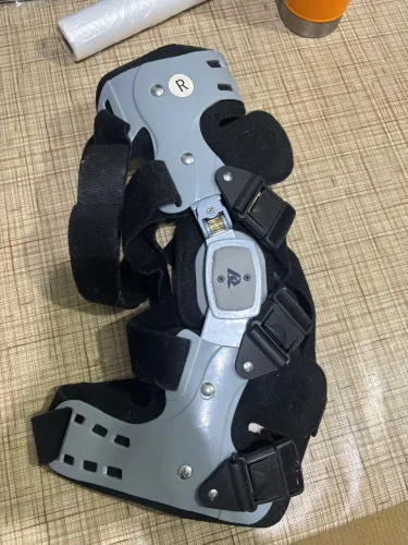 Joelheira articulada para lesão ligamentar e de menisco 