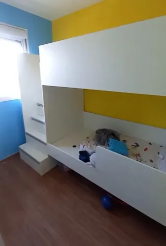Cama beliche com escada gaveta planejada solta 