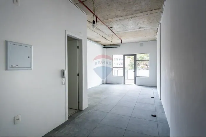 Lindo Conjunto Comercial com sacada privativa e 32 mts, 1 vaga e com a melhor localização