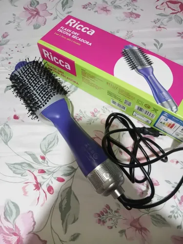 Escova secadora.Pouco tempo de uso damarca Ricca