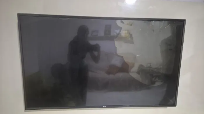 TV LG 49 Polegadas com Controle - Tela Quebrada - Para Peças
