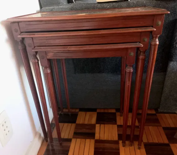 Conjunto de mesas laterais