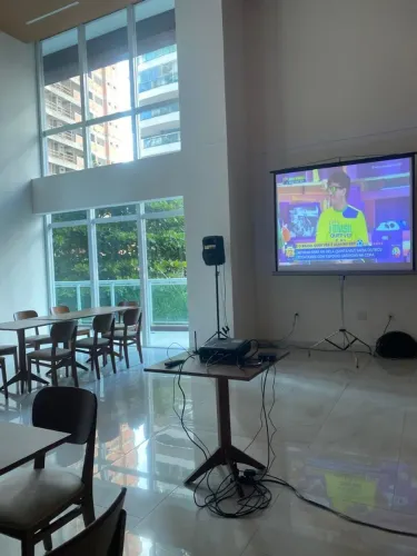 ALUGUEL DE DATA-SHOW  E TELA PARA A COPA