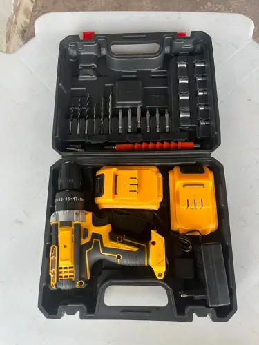 Parafusadeira com maleta completa?